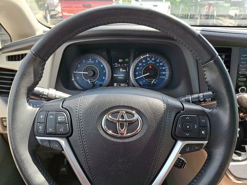 Used 2019 Toyota Sienna XLE Premium FWD image 21