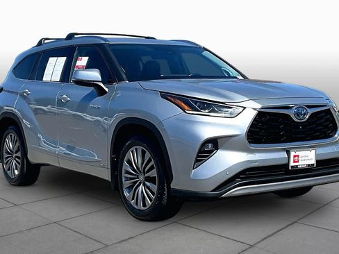 Certified 2021 Toyota Highlander Platinum AWD/4WD image 2