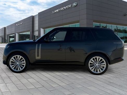 Used 2025 Land Rover Range Rover SE AWD/4WD image 2