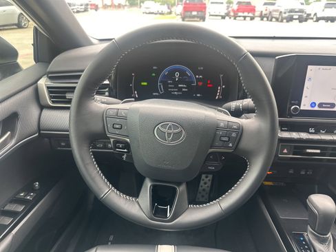 Used 2025 Toyota Camry SE w/ Convenience Package image 10