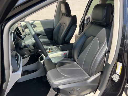 Used 2024 Chrysler Pacifica Limited FWD image 23