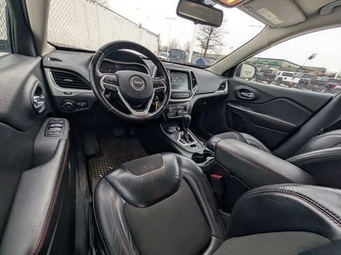 Used 2017 Jeep Cherokee Trailhawk image 6
