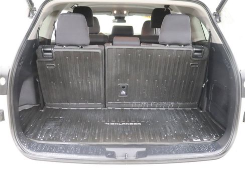 Used 2020 Toyota Highlander LE image 6