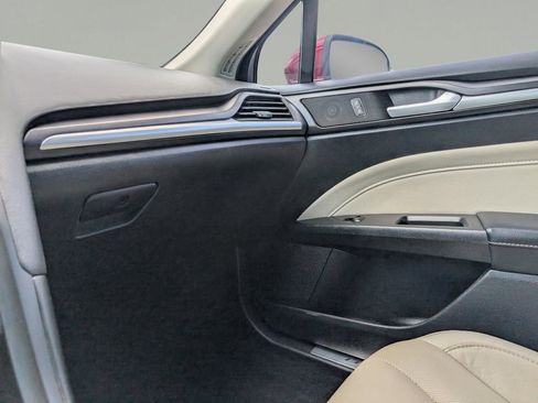 Used 2018 Ford Fusion Titanium image 30