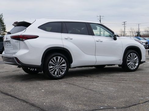 Used 2024 Toyota Highlander Platinum image 6