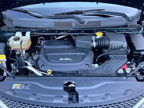 Used 2018 Chrysler Pacifica Limited w/ Tire & Wheel Group image 30