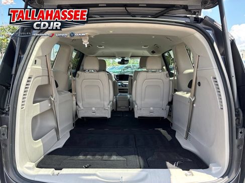 Used 2021 Chrysler Pacifica Touring-L FWD image 13