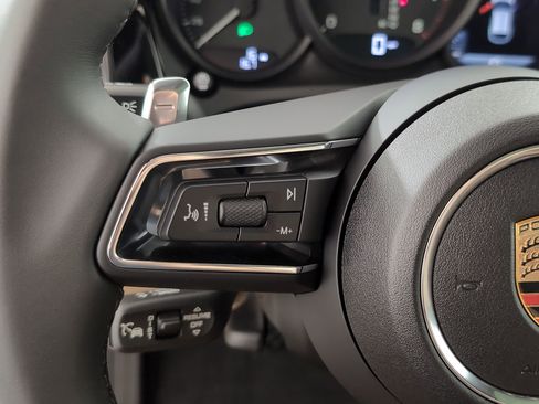 Certified 2025 Porsche Macan image 22