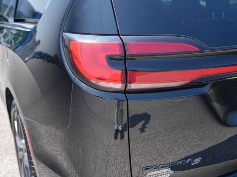 Used 2025 Chrysler Pacifica Limited FWD image 9