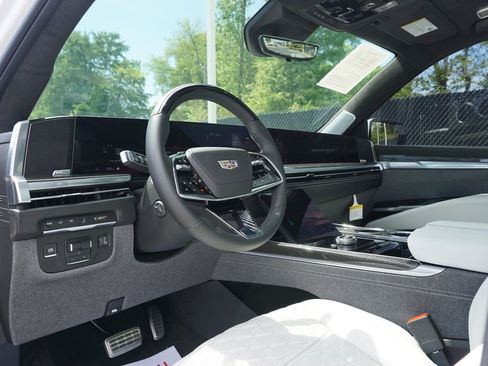 Used 2025 Cadillac Escalade ESV V AWD/4WD image 21