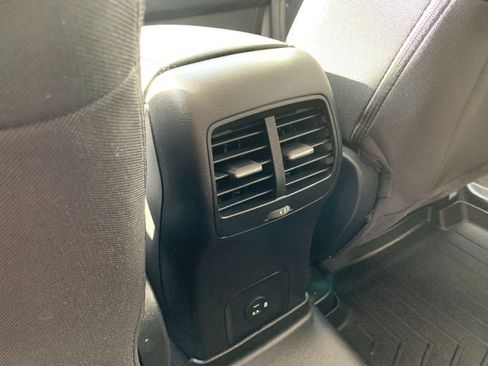 Used 2022 Ford Escape SE w/ SE Sport Appearance Package image 18