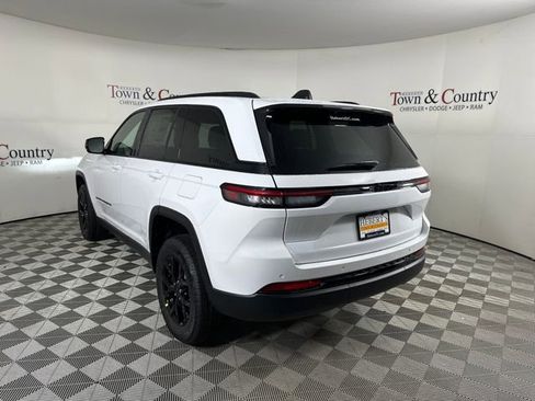 New 2025 Jeep Grand Cherokee Altitude image 9