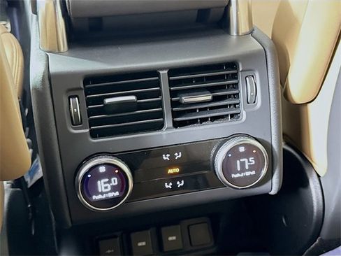 Used 2023 Land Rover Discovery Metropolitan Edition image 27