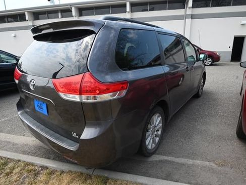Used 2014 Toyota Sienna LE AWD/4WD image 7