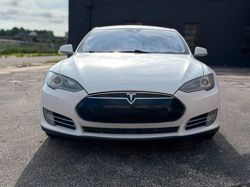 Used 2015 Tesla Model S 70 RWD image 2