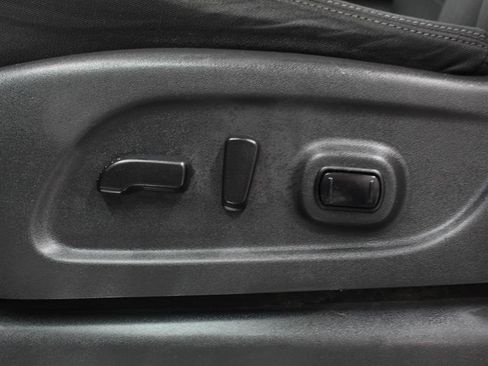 Used 2018 Nissan Titan SV w/ SV Convenience Package image 16