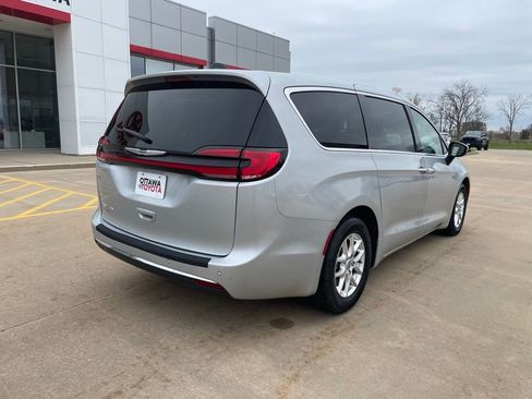 Used 2023 Chrysler Pacifica Touring-L FWD image 5