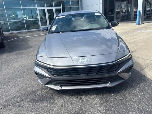 Used 2025 Hyundai Elantra Sport FWD image 2