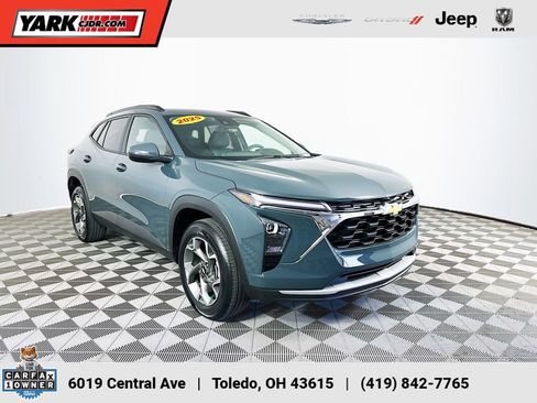Used 2025 Chevrolet Trax LT FWD image 1