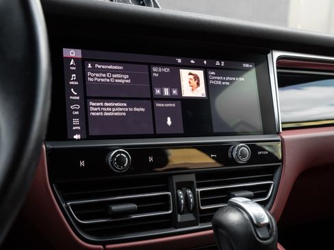 Certified 2023 Porsche Macan S AWD/4WD image 23