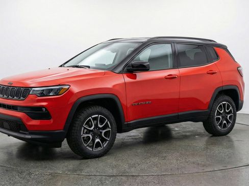 Used 2025 Jeep Compass Trailhawk AWD/4WD image 3