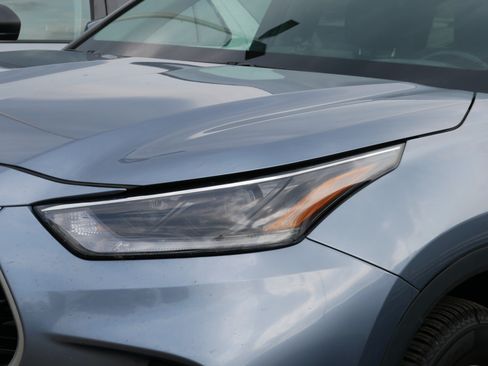 Used 2021 Toyota Highlander XLE AWD/4WD image 4