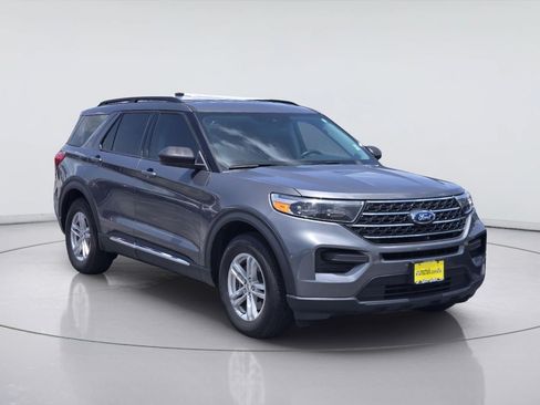 Used 2024 Ford Explorer XLT RWD image 3