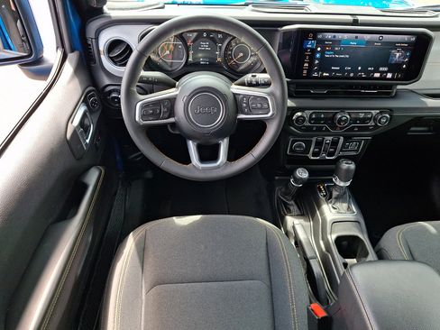 Used 2025 Jeep Wrangler Unlimited Sahara AWD/4WD image 22