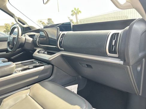 Used 2025 Ford Expedition Active RWD image 18