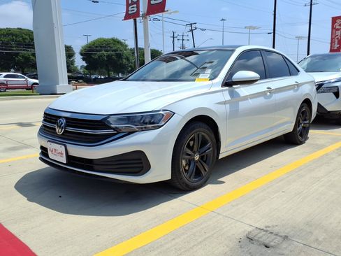 Used 2024 Volkswagen Jetta SE w/ Panoramic Sunroof Package FWD image 1
