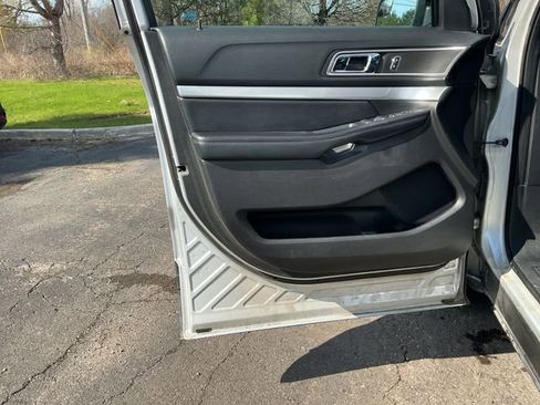 Used 2017 Ford Explorer XLT w/ Equipment Group 201A FWD image 11