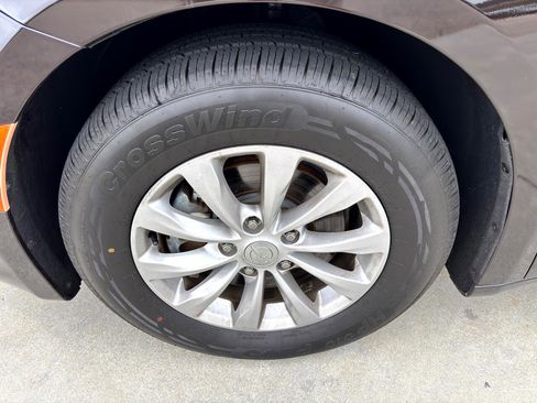 Used 2017 Chrysler Pacifica Touring w/ Tire & Wheel Group image 11