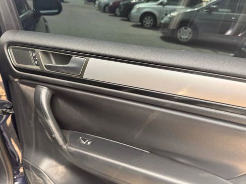 Used 2014 Volkswagen Touareg Sport AWD/4WD image 2