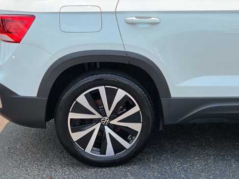 Certified 2022 Volkswagen Taos SE w/ Panoramic Sunroof Package AWD/4WD image 16