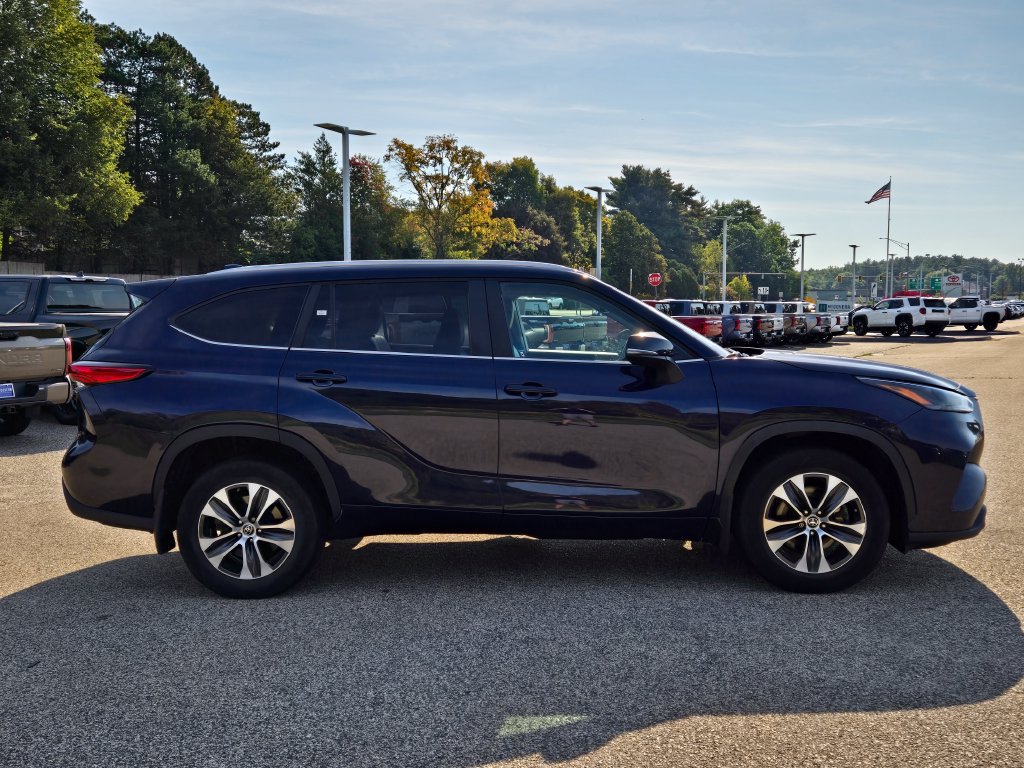 Used 2023 Toyota Highlander XLE AWD/4WD image 7