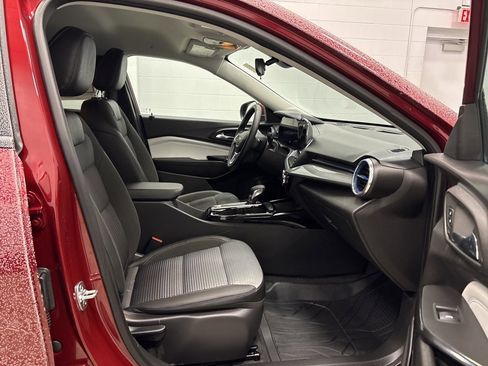 Used 2025 Chevrolet Trax LT w/ Driver Confidence Package image 30