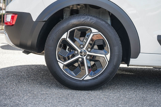 Certified 2025 Kia Niro EX FWD image 11