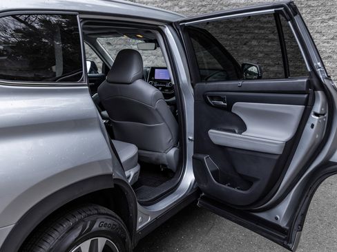 Used 2023 Toyota Highlander XLE image 17