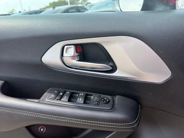 Used 2020 Chrysler Pacifica Touring-L w/ S Appearance Package FWD image 11