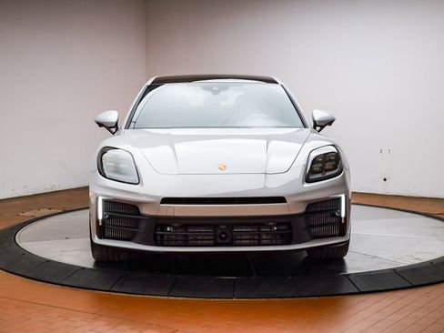 Used 2025 Porsche Panamera image 28