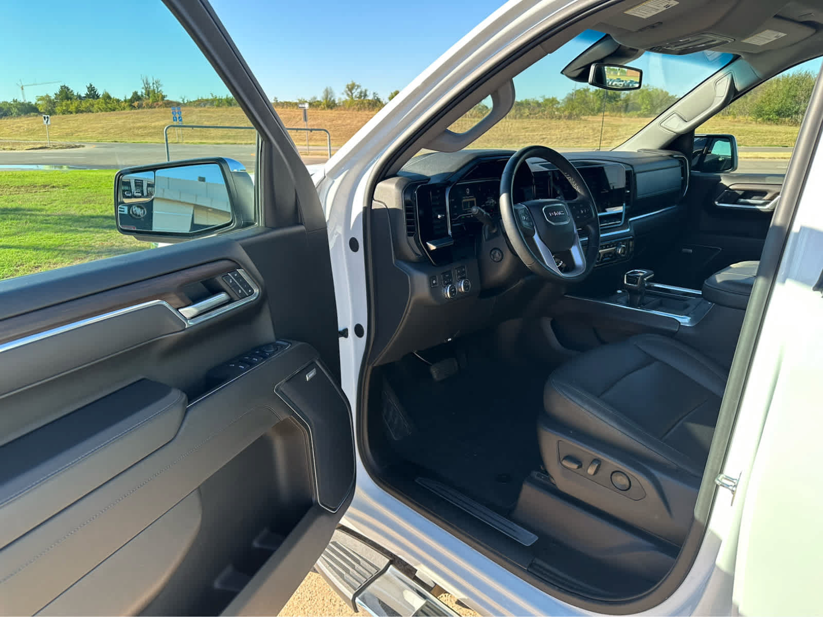 Used 2025 GMC Sierra 1500 SLT w/ SLT Premium Package AWD/4WD image 17