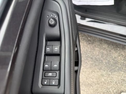 Used 2023 Jeep Grand Cherokee Laredo AWD/4WD image 13