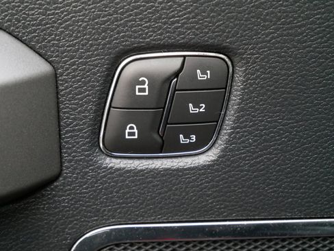 Certified 2022 Ford F350 Platinum w/ FX4 Off-Road Package image 12