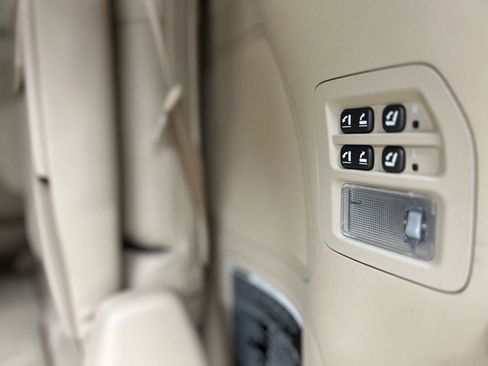 Used 2013 Lexus LX 570 4WD w/ Luxury Pkg image 39