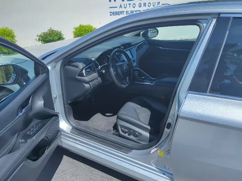 Used 2018 Toyota Camry XLE FWD image 11