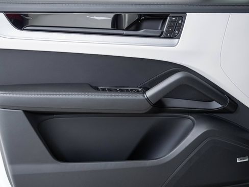 Certified 2026 Porsche Cayenne AWD/4WD image 6