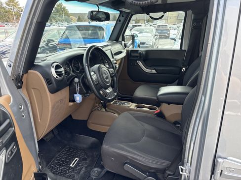 Used 2017 Jeep Wrangler Unlimited Sahara image 8