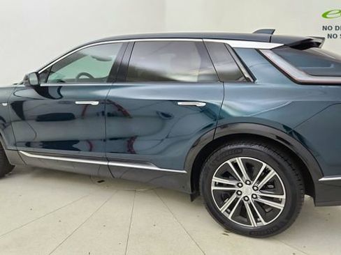 Used 2025 Cadillac Lyriq Luxury w/ LPO, Floor Liner Package RWD image 4