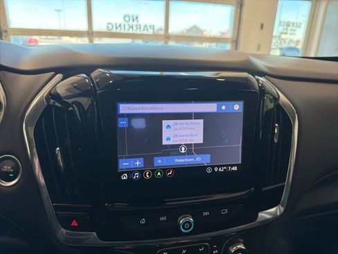 Used 2020 Chevrolet Traverse LT w/ LT Premium Package image 3