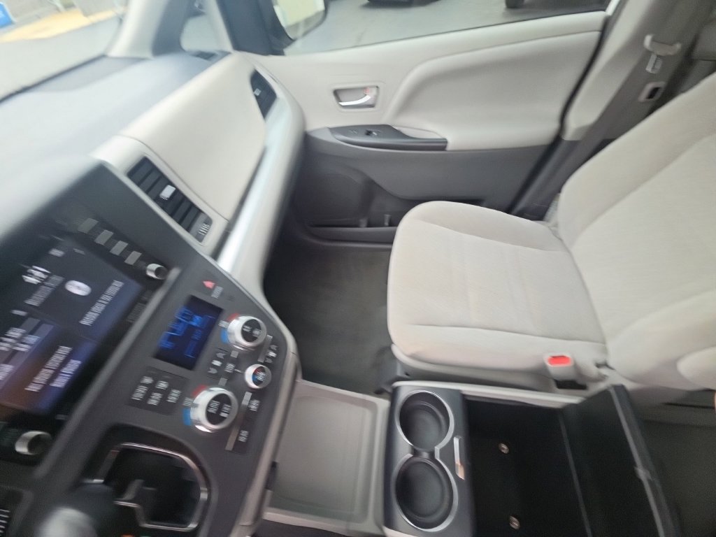 Used 2019 Toyota Sienna LE AWD/4WD image 23